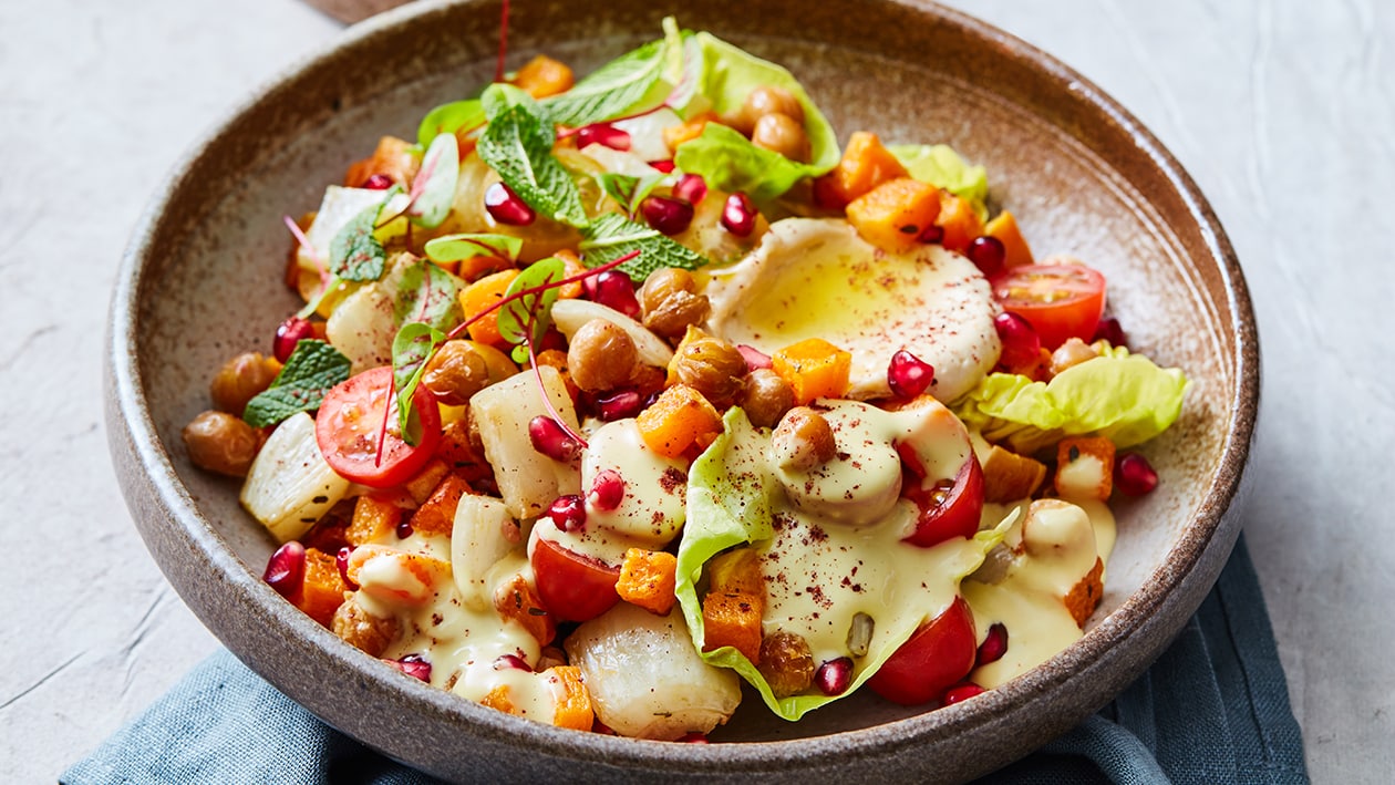 Geroosterde pompoen salade met gebakken kikkererwten en humus Geroosterde pompoen salade met gebakken kikkererwten en humus